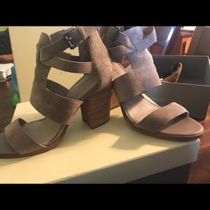 Hinge Taupe suede heel